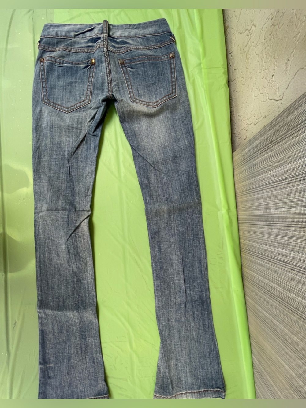 LOW RISE VINTAGE FREE PEOPLE ,BOOT LEG LIGHT WASH JEANS SIZE 24 - Picture 3 of 8